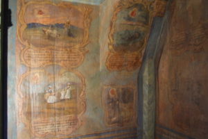 obrazy wotywne w kaplicy